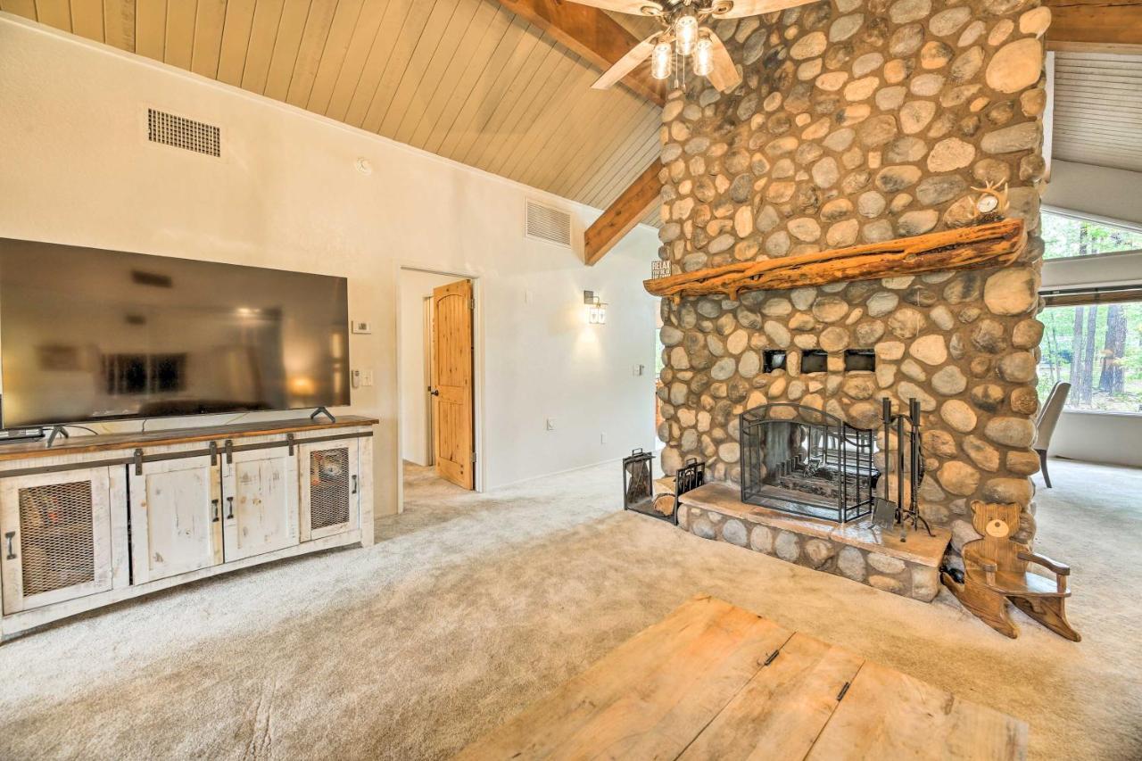 Lush Pinetop Retreat With Large Deck And Wooded Yard! Екстер'єр фото
