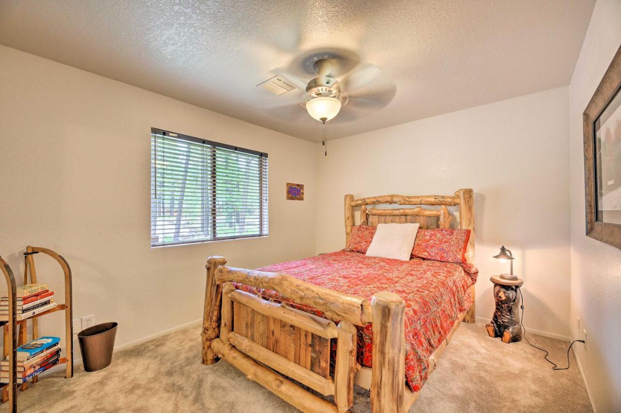 Lush Pinetop Retreat With Large Deck And Wooded Yard! Екстер'єр фото